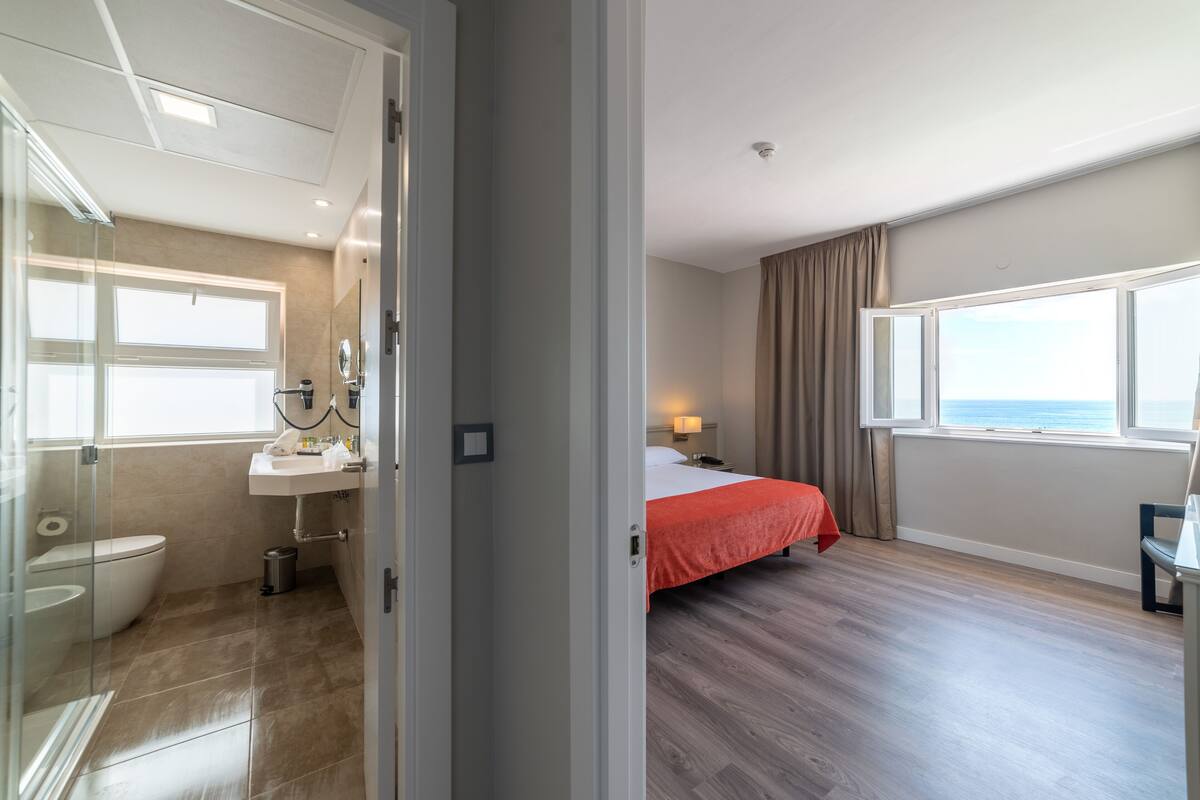 quadruple room (a) | 1 bedroom, minibar, in-room safe, desk