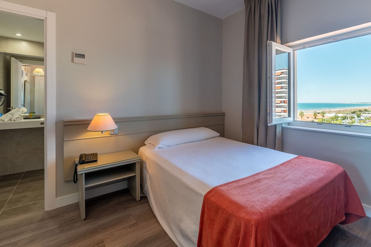 Single Room | Minibar, in-room safe, desk, blackout curtains