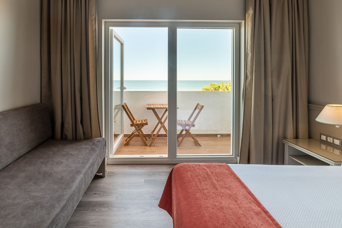 superior double room | 1 bedroom, minibar, in-room safe, desk