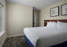 Suite (Pacific) | Premium bedding, pillowtop beds, in-room safe, iron/ironing board