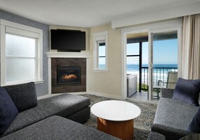 Suite (Pacific) | Premium bedding, pillowtop beds, in-room safe, iron/ironing board