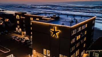 Voorkant accommodatie - avond/nacht