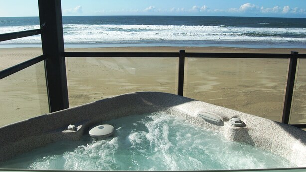 A hot tub with a view of the ocean. - Beachfront Manor Hotel (Lincoln City)