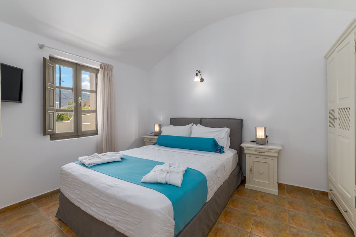 1 bedroom, Egyptian cotton sheets, premium bedding, down duvets