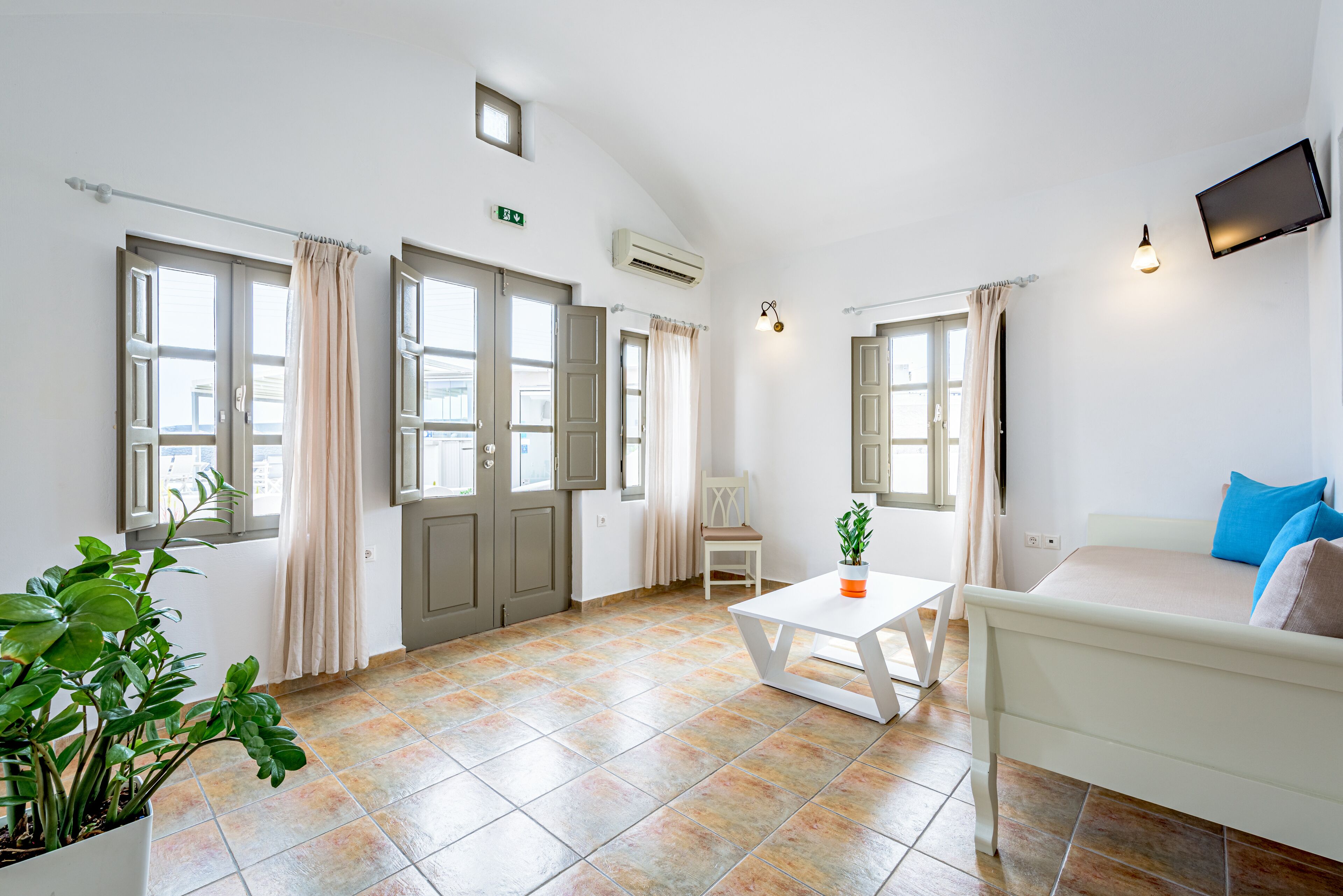 superior suite, 1 bedroom, sea view, ground floor | living area