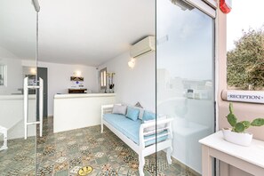Reception - En Plo Boutique Suites (Santorini)