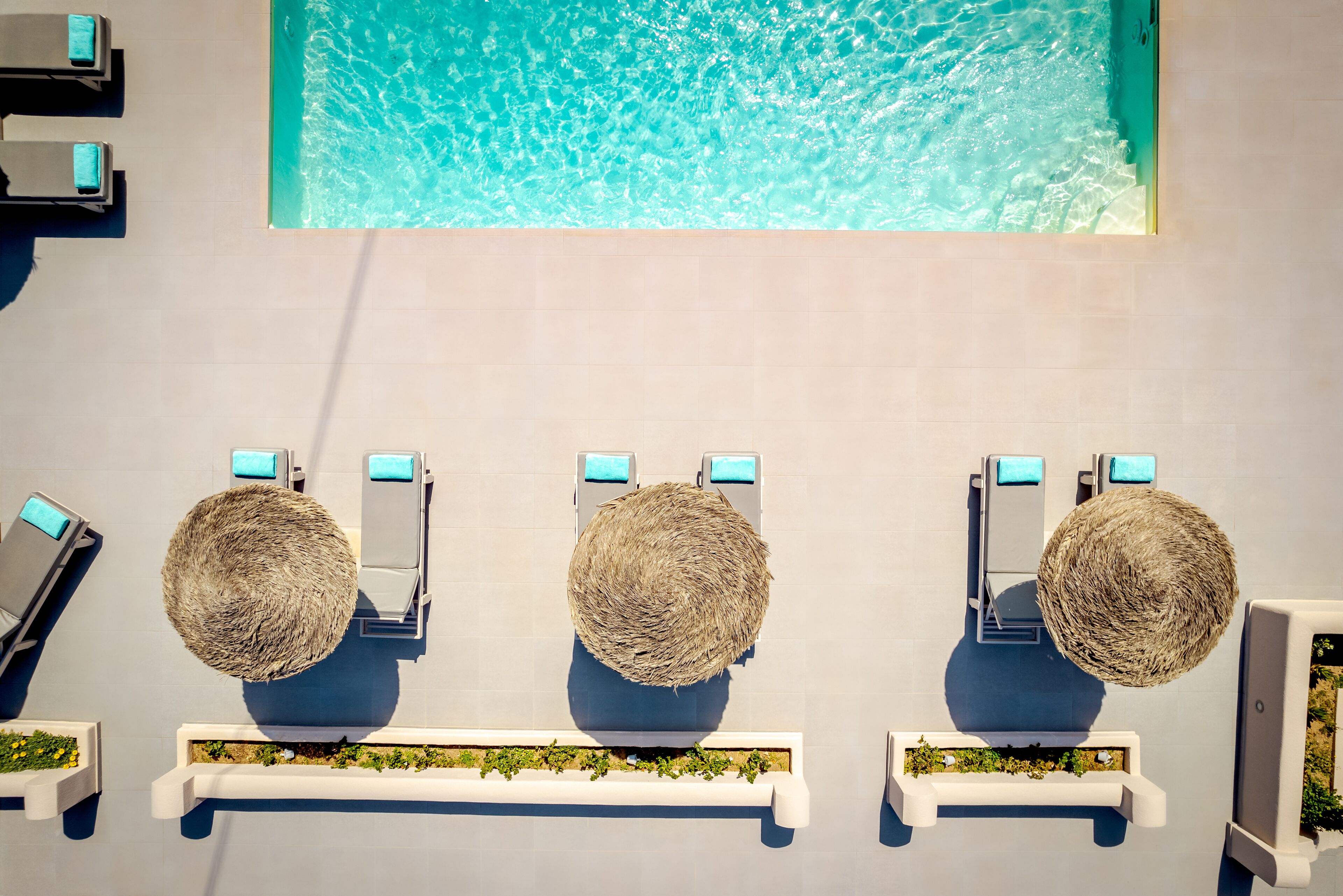Una piscina al aire libre de temporada, sombrillas
