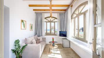Deluxe Suite with Outdoor Hot Tub, Sea View | Área de sala de estar