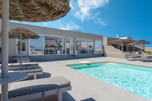 Seasonal outdoor pool, open 10:00 AM to 9:00 PM, pool umbrellas - En Plo Boutique Suites (Santorini)