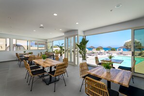 Breakfast, lunch, dinner and brunch served - En Plo Boutique Suites (Santorini)