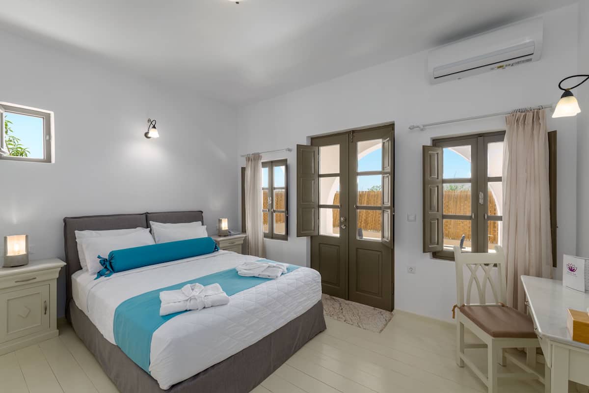 1 bedroom, Egyptian cotton sheets, premium bedding, down duvets