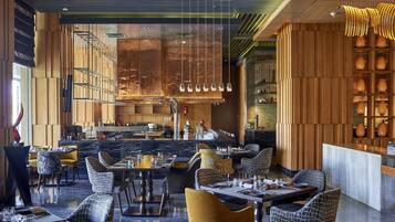 7 restaurants; breakfast, lunch, dinner and brunch served