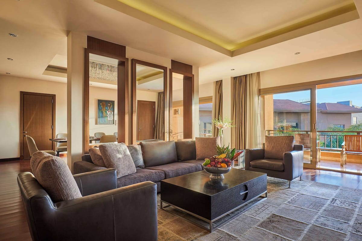 Executive Suite 1 King, Club Privileges, Balcony, Poolview/Lake View, Kitchen | 1 bedroom, premium bedding, minibar, in-room safe