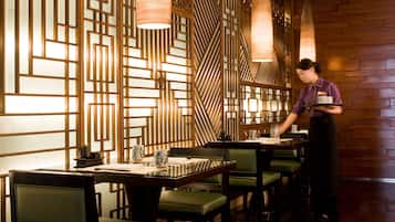 2 nhà hàng, phục vụ bữa sáng