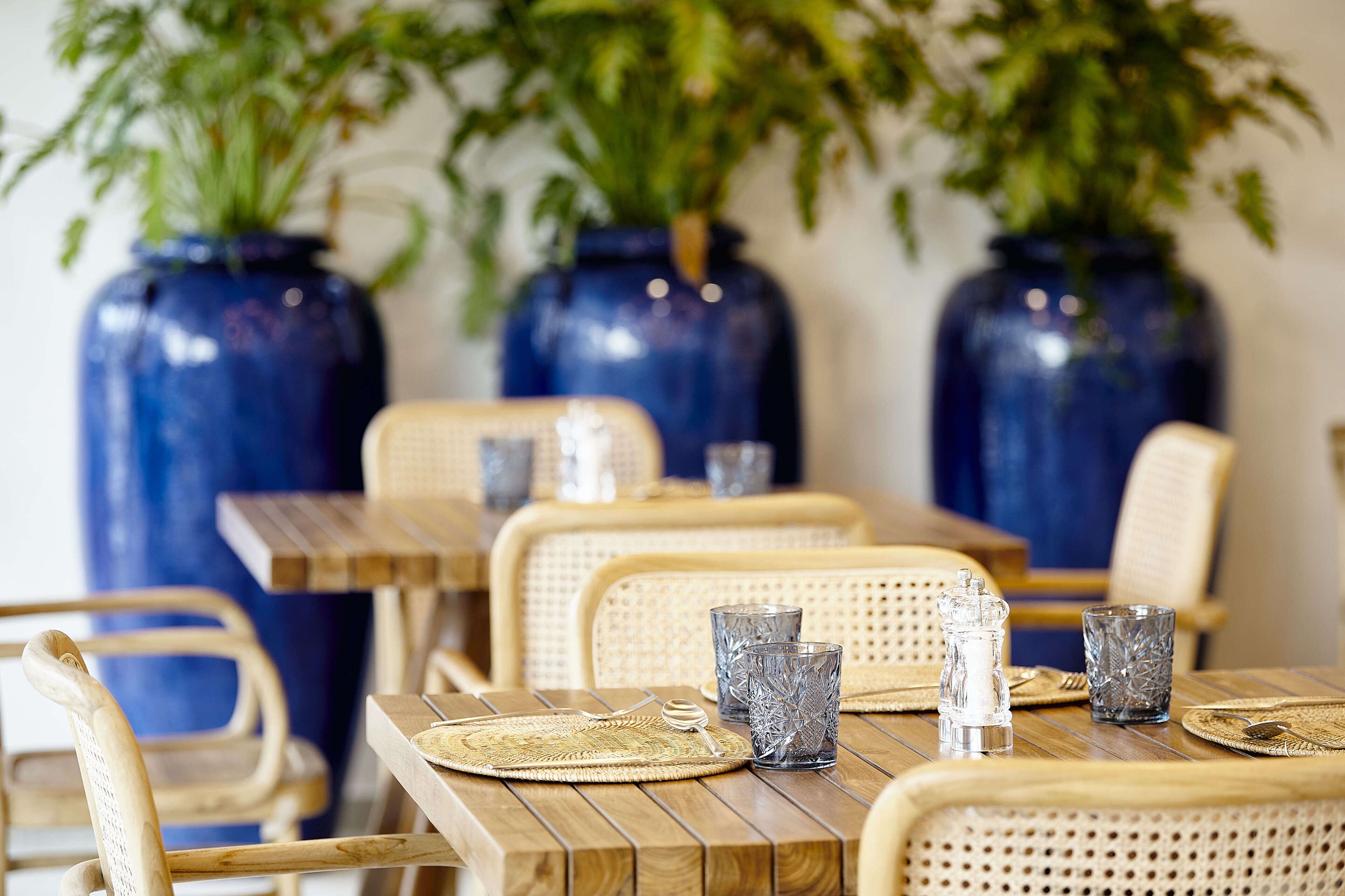 6 restaurants; lunch and dinner served 