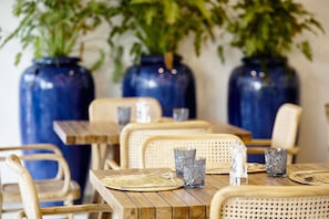6 restaurants servant le déjeuner et le dîner