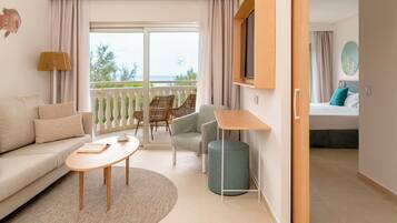 Suite, uitzicht op zee, aan het strand | Individueel gedecoreerd, individueel gemeubileerd, een bureau