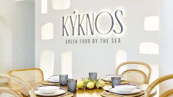 6 restaurants, lunch, dinner served; international cuisine