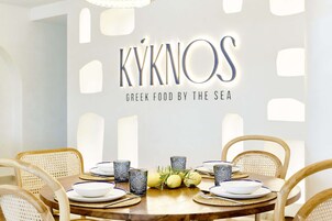 6 restaurants; lunch and dinner served
