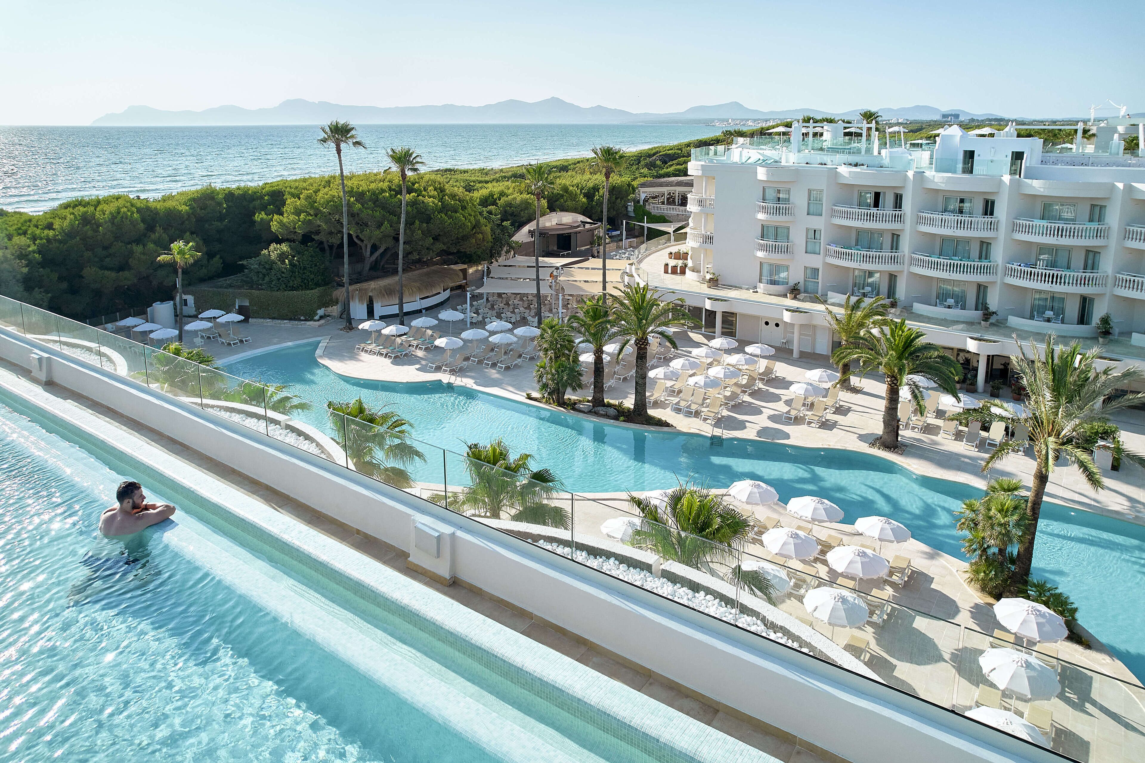 Piscina coberta, piscina a l'aire lliure de temporada i para-sols 