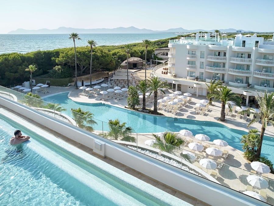 Innendørsbasseng, sesongbasert utendørsbasseng og bassengparasoller