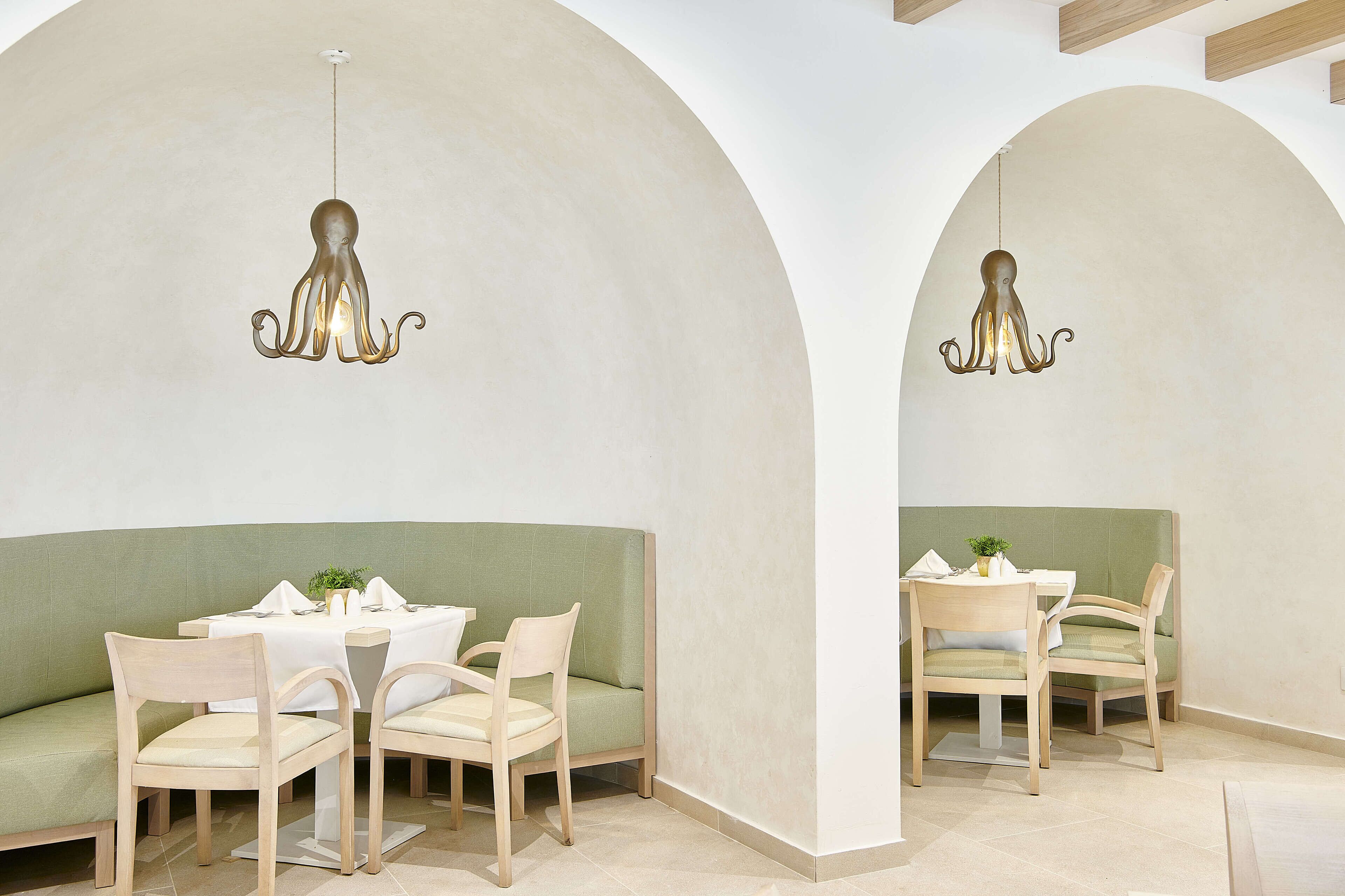 6 restaurants, lunch, dinner served; international cuisine