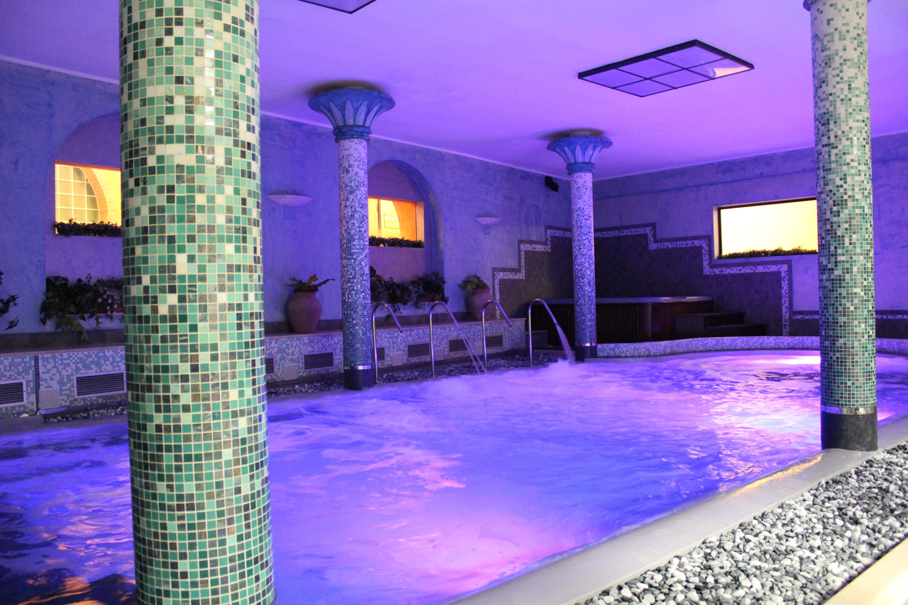 Una piscina al aire libre de temporada, sombrillas