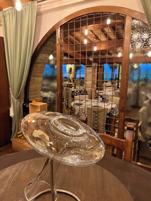 Serveert lunch en diner, lokale gerechten