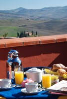 Se sirven almuerzos y cenas, cocina local