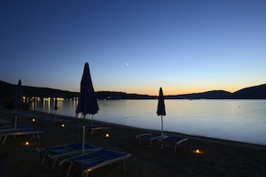 Aan een privéstrand, duiken, snorkelen, een strandbar