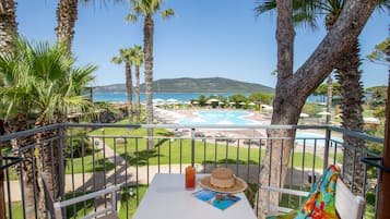 Double Room, Balcony, Sea View | 1 bedroom, minibar, in-room safe, soundproofing