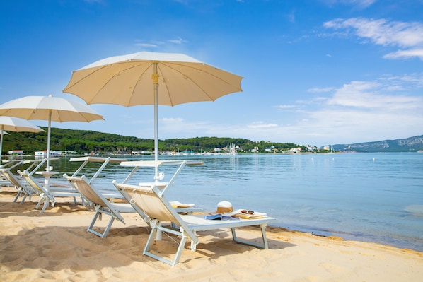 Playa privada, buceo, snorkel y bar en la playa