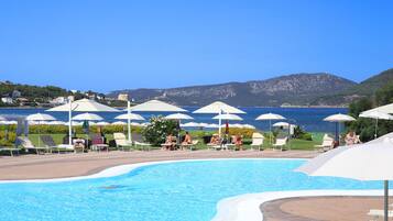 2 utendørsbassenger og solsenger