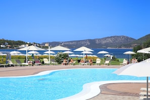 2 piscinas externas, espreguiçadeiras