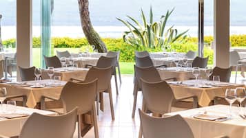 Se sirven desayunos, comidas, cenas y cocina italiana con vista al mar