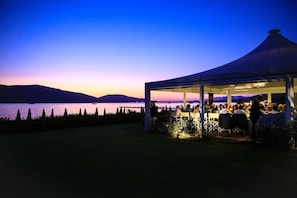 Café da manhã, almoço e jantar; culinária italiana, vistas para o mar