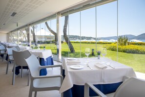 Breakfast, lunch, dinner served; Italian cuisine, sea views 