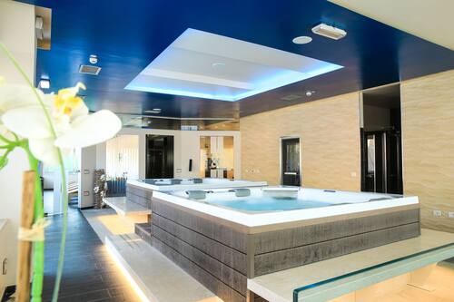 Couples treatment rooms, body treatments, hot stone massages