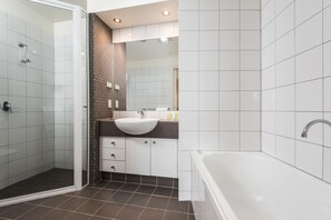Separat badekar og dusj, toalettartikler (inkludert) og hårføner