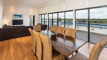 Deluxe-huoneisto, 3 makuuhuonetta | Ruokailu omassa huoneessa