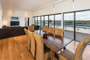 Deluxe Three Bedroom Apartment | In-room dining