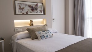 Rom – basic (2 Adults) | Safe på rommet, blendingsgardiner, lydisolert og wi-fi (inkludert)