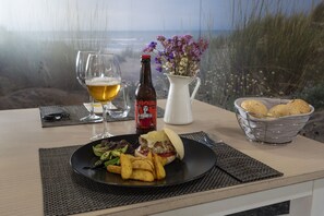 供应早餐、午餐和晚餐，地方菜