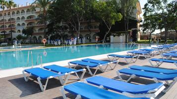 2 piscinas externas, guarda-sóis, espreguiçadeiras