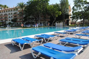 2 室外游泳池，池畔遮阳伞，日光浴躺椅