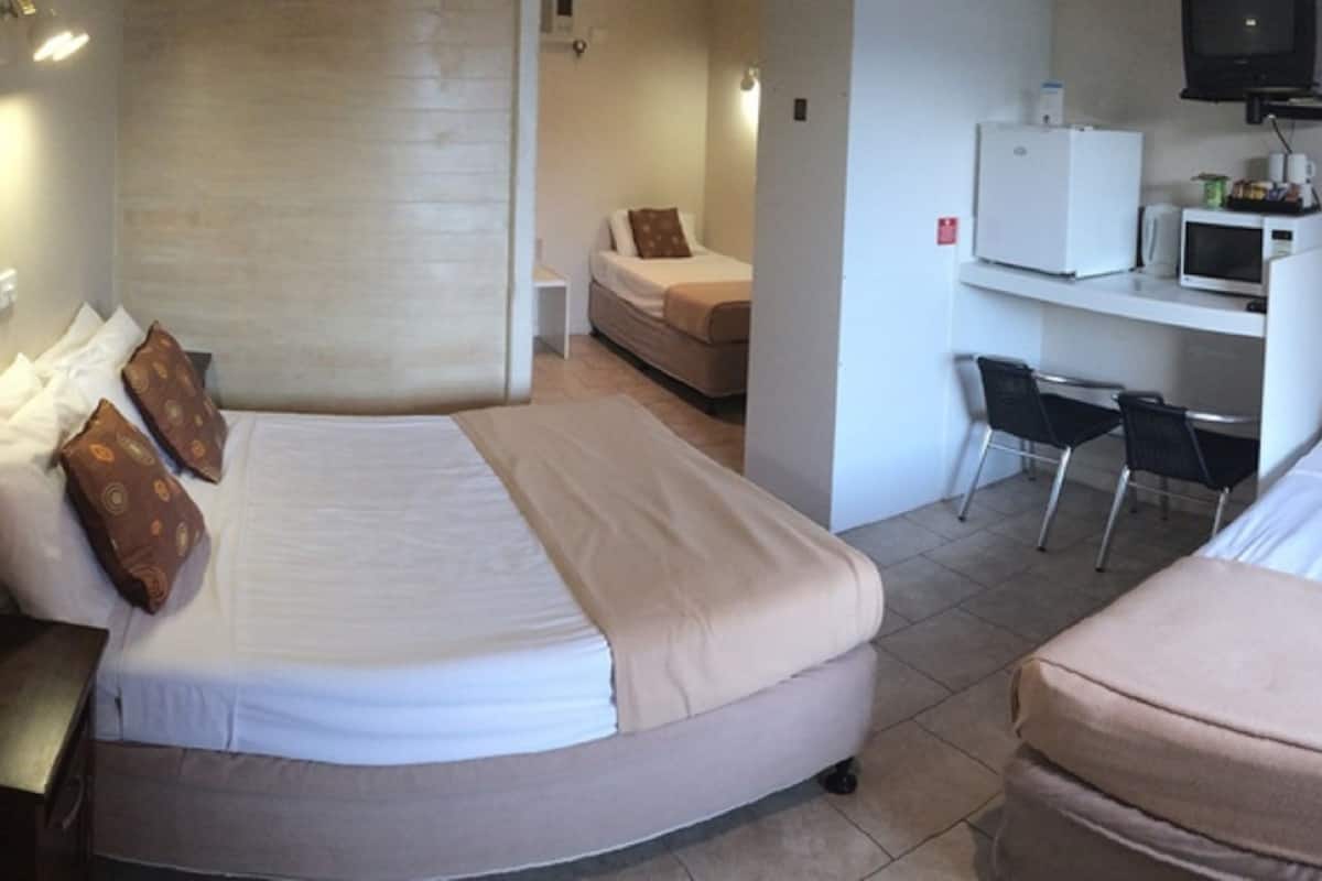 Deluxe Double Room | In-room safe, iron/ironing board, cribs/infant beds, rollaway beds