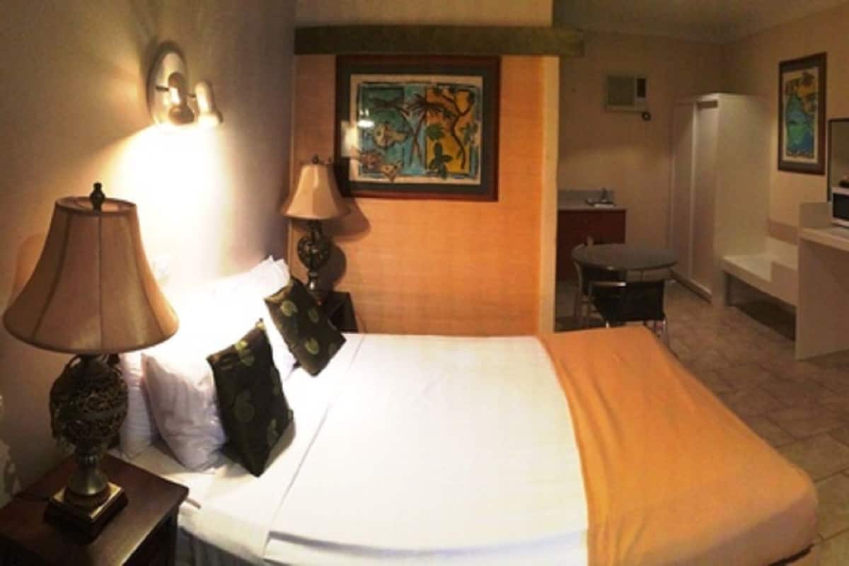 Premier Studio, 1 Queen Bed | In-room safe, iron/ironing board, cribs/infant beds, rollaway beds