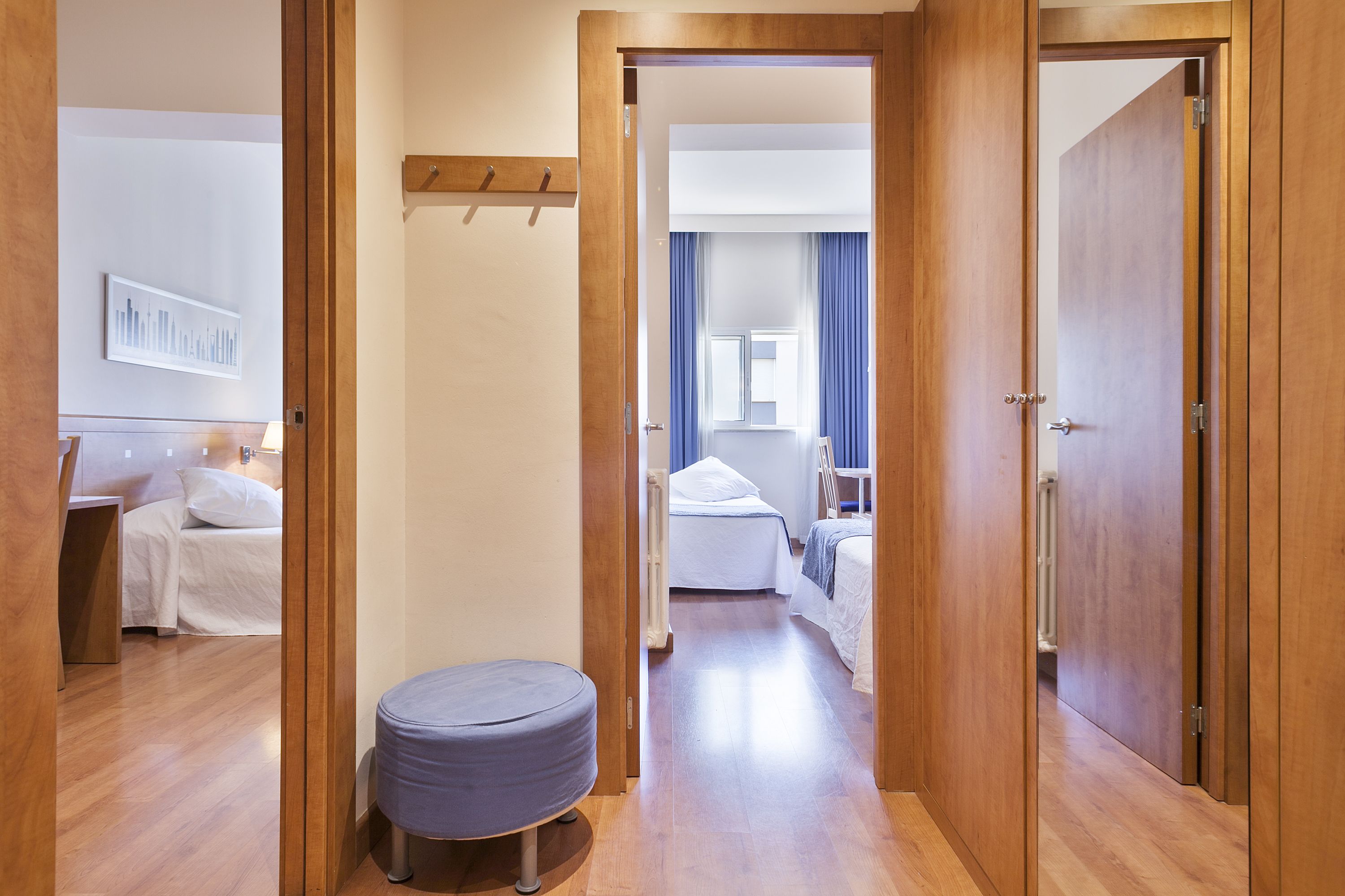 Habitación cuádruple | Caja de seguridad en la habitación, escritorio y cortinas blackout 