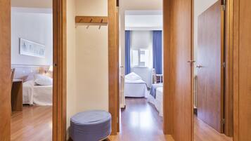 Habitación cuádruple | Caja fuerte, escritorio, cortinas opacas y cunas gratuitas