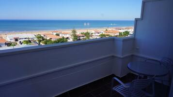 Minibar, in-room safe, desk, WiFi (free)